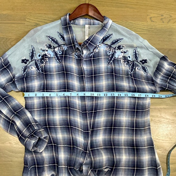 🎄JUST REDUCED🎄Monoreno Ladies Embroidered Button Down Long Sleeve Shirt - Picture 9 of 9